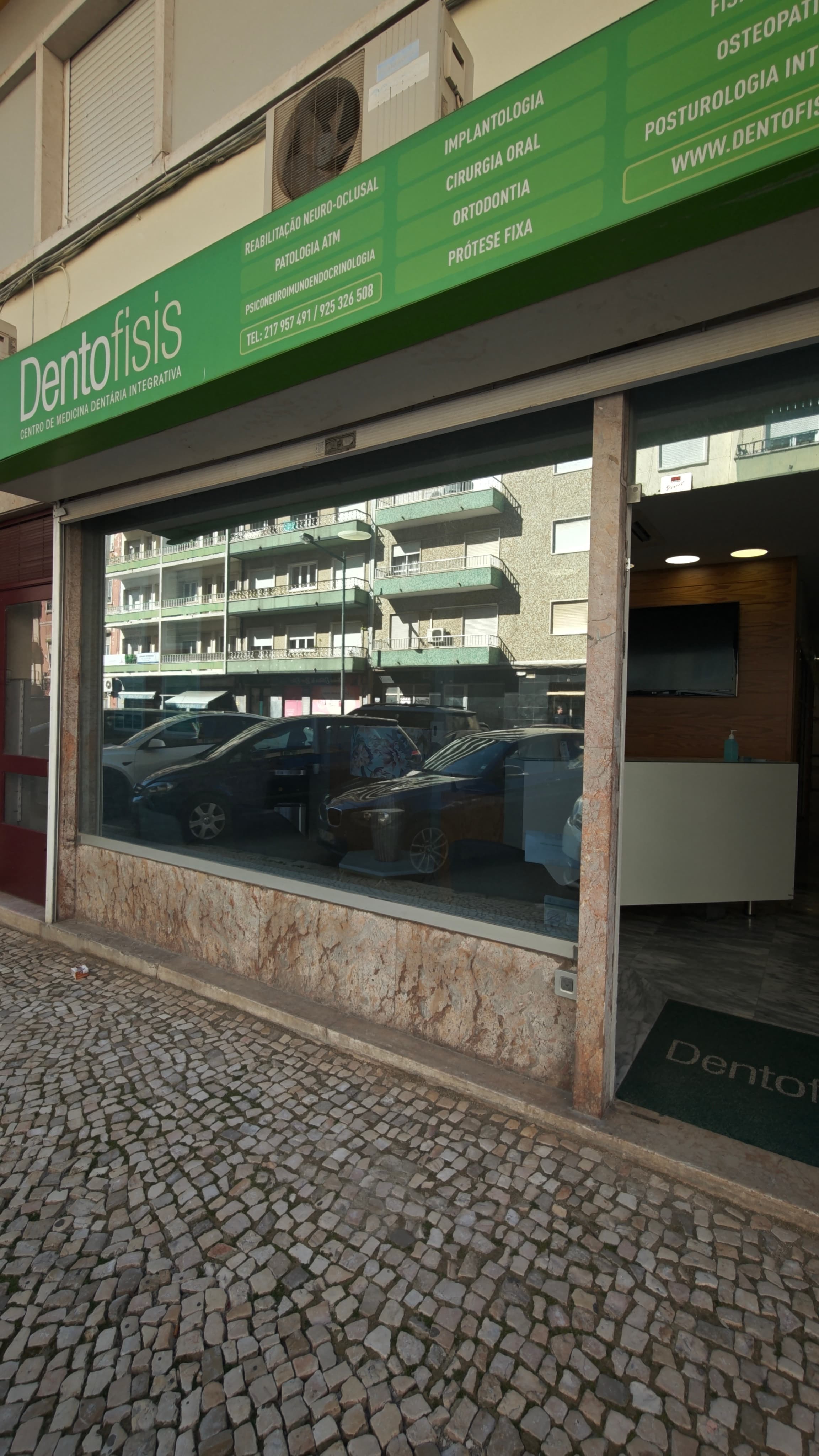 Fachada da clínica DentoFisis na Rua de Entrecampos, em Lisboa